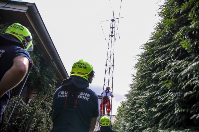 Höhenretter der Feuerwehr bei Sicherungsarbeiten an Antennenmast in Marchtrenk im Einsatz
