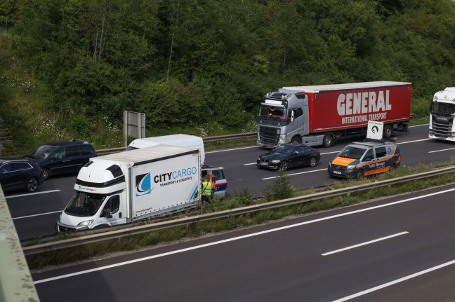 Crash vor Baustellenbereich auf A25 Welser Autobahn bei Marchtrenk fhrte zu kilometerlangem Stau