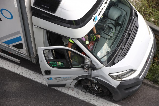 Crash vor Baustellenbereich auf A25 Welser Autobahn bei Marchtrenk fhrte zu kilometerlangem Stau