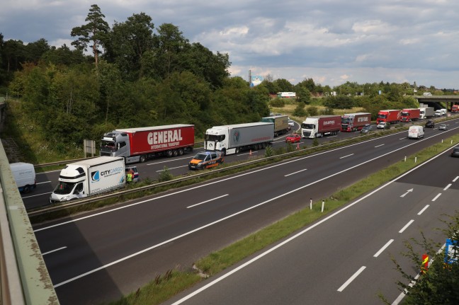 Crash vor Baustellenbereich auf A25 Welser Autobahn bei Marchtrenk fhrte zu kilometerlangem Stau