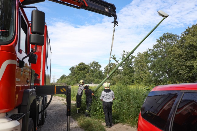 Straenlaterne in Schieflage: Feuerwehr entfernte in Wels-Schafwiesen beschdigten Lichtmast