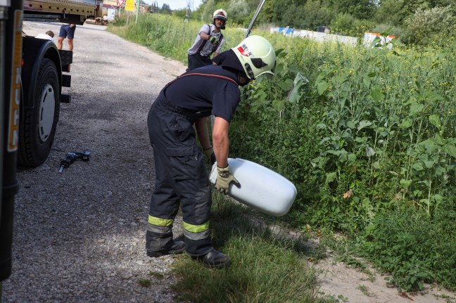 Straenlaterne in Schieflage: Feuerwehr entfernte in Wels-Schafwiesen beschdigten Lichtmast