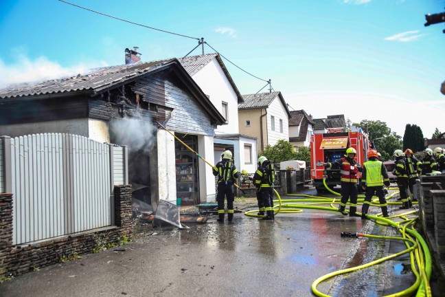 Brand einer Doppelgarage in Leonding sorgt fr Einsatz von drei Feuerwehren