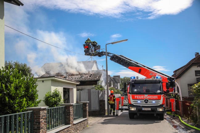 Brand einer Doppelgarage in Leonding sorgt für Einsatz von drei Feuerwehren