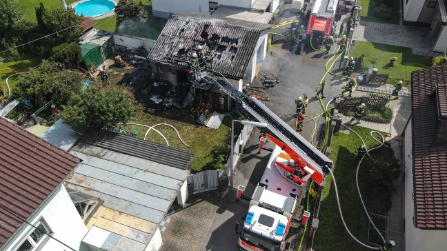 Brand einer Doppelgarage in Leonding sorgt fr Einsatz von drei Feuerwehren