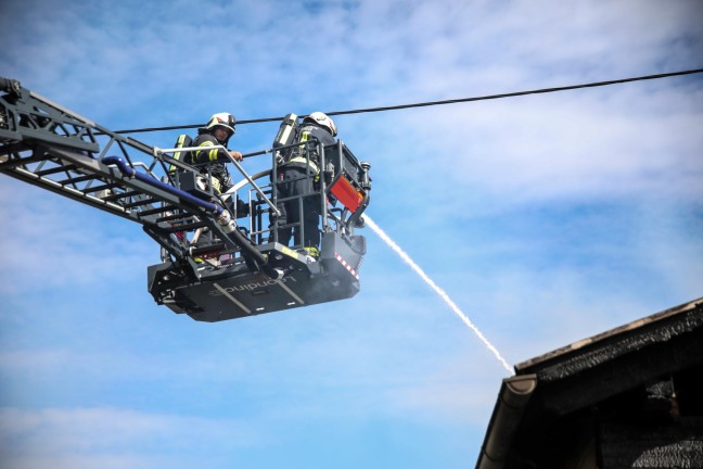 Brand einer Doppelgarage in Leonding sorgt für Einsatz von drei Feuerwehren