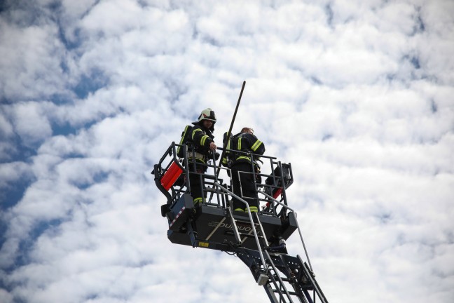 Brand einer Doppelgarage in Leonding sorgt fr Einsatz von drei Feuerwehren