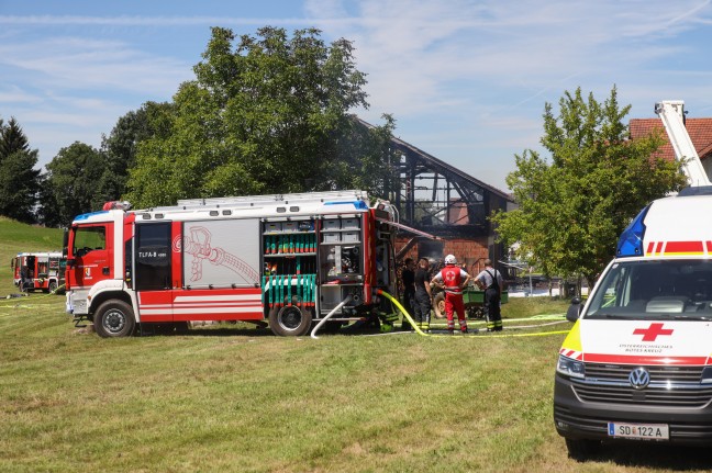 13 Feuerwehren bei Brand eines landwirtschaftlichen Nebengebäudes in Andorf im Einsatz