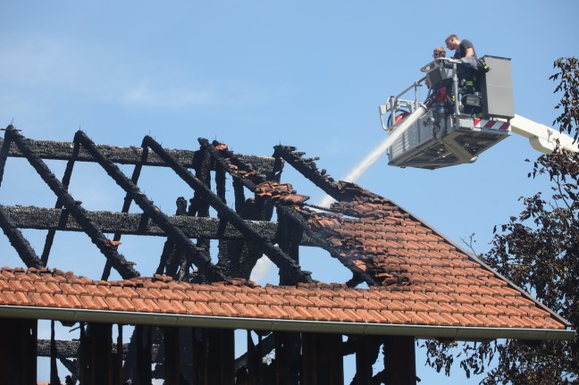 13 Feuerwehren bei Brand eines landwirtschaftlichen Nebengebäudes in Andorf im Einsatz