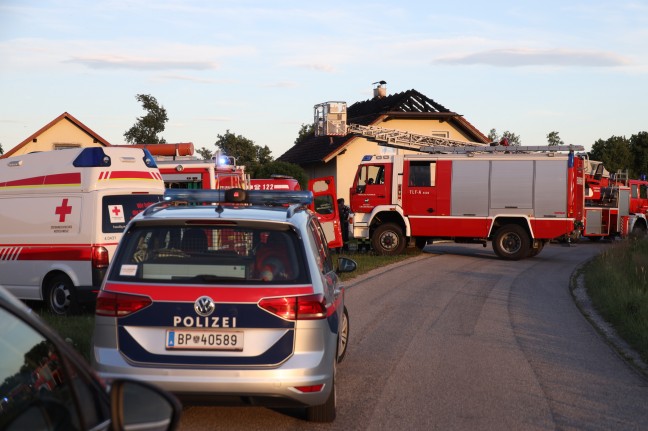 Fnf Feuerwehren bei Dachstuhlbrand bei einem Wohnhaus in Meggenhofen im Einsatz