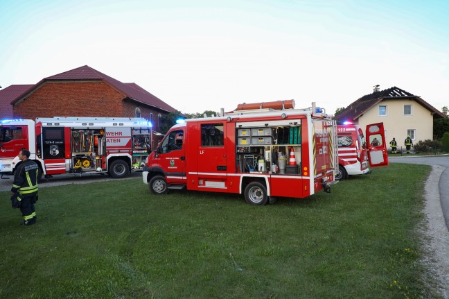 Fnf Feuerwehren bei Dachstuhlbrand bei einem Wohnhaus in Meggenhofen im Einsatz