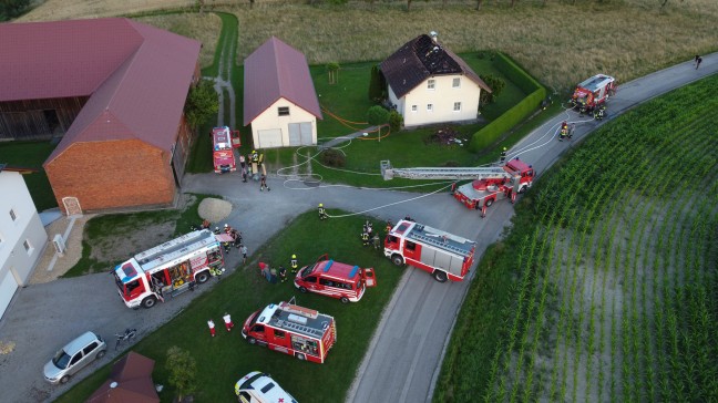 Fnf Feuerwehren bei Dachstuhlbrand bei einem Wohnhaus in Meggenhofen im Einsatz