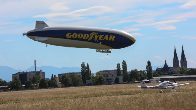 Seltene Landung eines Zeppelins am Flugplatz Welser Heide in Wels-Neustadt
