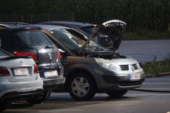 PKW-Brand auf einem Mitarbeiterparkplatz eines Unternehmens in Marchtrenk