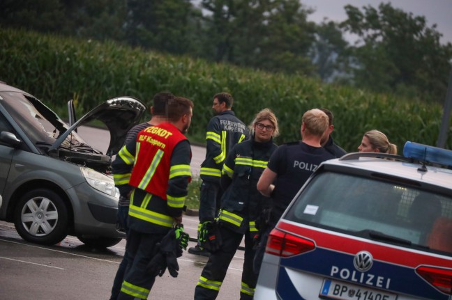 PKW-Brand auf einem Mitarbeiterparkplatz eines Unternehmens in Marchtrenk