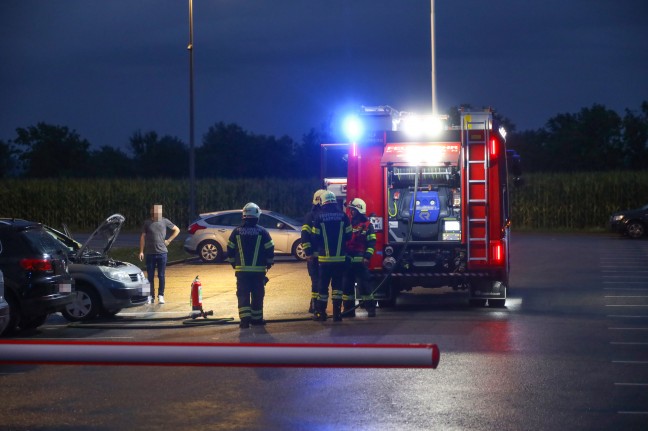 PKW-Brand auf einem Mitarbeiterparkplatz eines Unternehmens in Marchtrenk