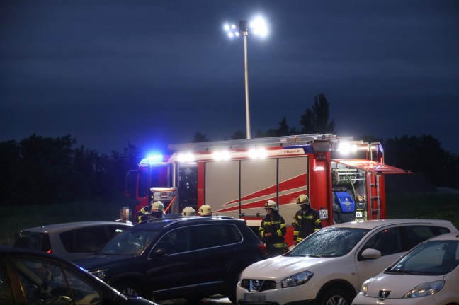 PKW-Brand auf einem Mitarbeiterparkplatz eines Unternehmens in Marchtrenk