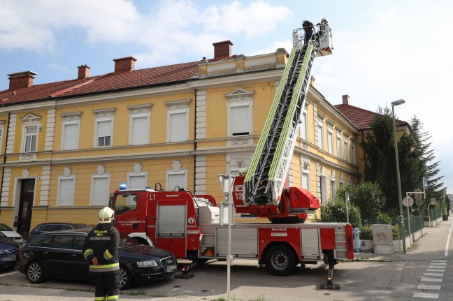 Einsatz der Feuerwehr und eines Bausachverstndigen wegen loser Fassadenelemente in Wels-Lichtenegg