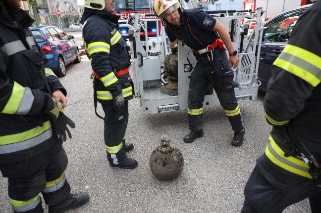 Einsatz der Feuerwehr und eines Bausachverstndigen wegen loser Fassadenelemente in Wels-Lichtenegg