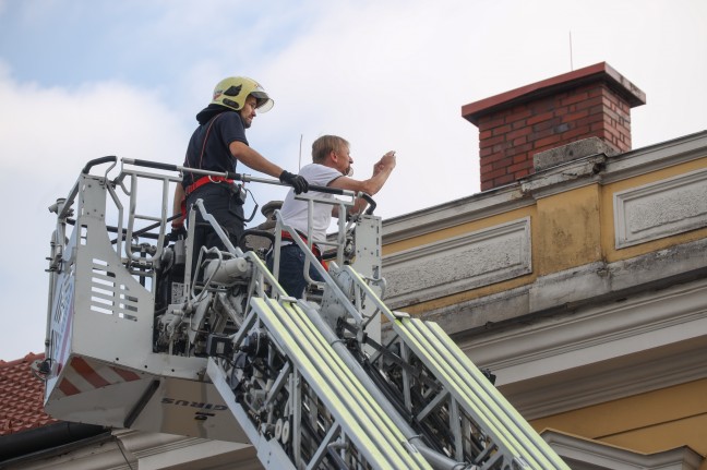 Einsatz der Feuerwehr und eines Bausachverstndigen wegen loser Fassadenelemente in Wels-Lichtenegg