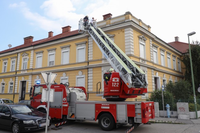 Einsatz der Feuerwehr und eines Bausachverstndigen wegen loser Fassadenelemente in Wels-Lichtenegg