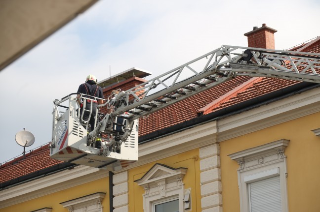 Einsatz der Feuerwehr und eines Bausachverstndigen wegen loser Fassadenelemente in Wels-Lichtenegg