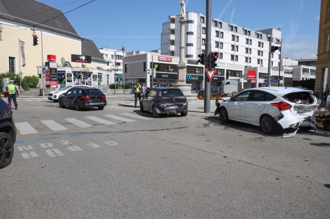 Sechs Verletzte bei schwerem Crash mit vier beteiligten Autos in Wels-Innenstadt