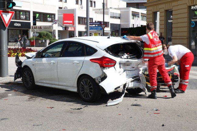 Sechs Verletzte bei schwerem Crash mit vier beteiligten Autos in Wels-Innenstadt