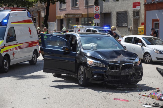 Sechs Verletzte bei schwerem Crash mit vier beteiligten Autos in Wels-Innenstadt