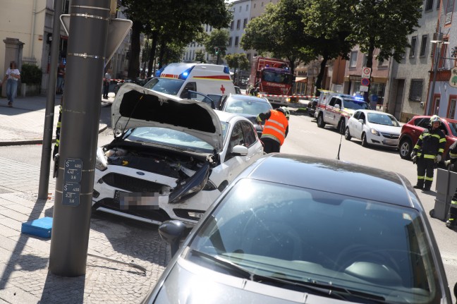 Sechs Verletzte bei schwerem Crash mit vier beteiligten Autos in Wels-Innenstadt