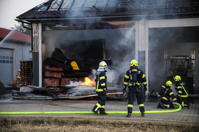 Zwölf Feuerwehren bei Brand auf einem Bauernhof in Hörsching im Einsatz