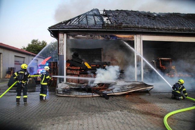 Zwölf Feuerwehren bei Brand auf einem Bauernhof in Hörsching im Einsatz