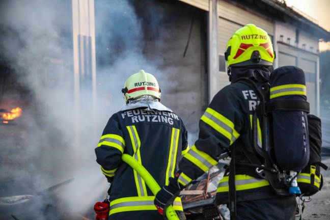 Zwölf Feuerwehren bei Brand auf einem Bauernhof in Hörsching im Einsatz