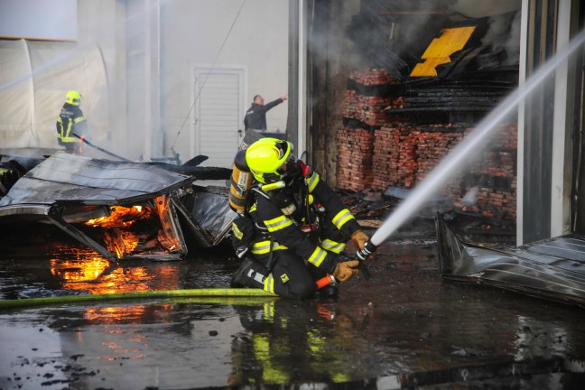 Zwölf Feuerwehren bei Brand auf einem Bauernhof in Hörsching im Einsatz