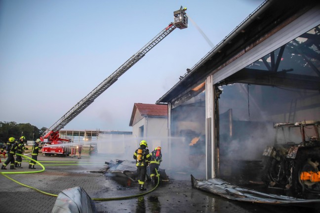 Zwölf Feuerwehren bei Brand auf einem Bauernhof in Hörsching im Einsatz