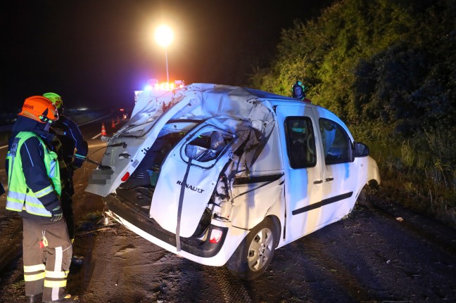 Kleintransporter auf Innkreisautobahn bei Krenglbach gegen Schild gekracht und berschlagen