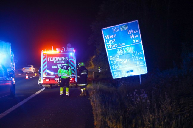 Kleintransporter auf Innkreisautobahn bei Krenglbach gegen Schild gekracht und berschlagen