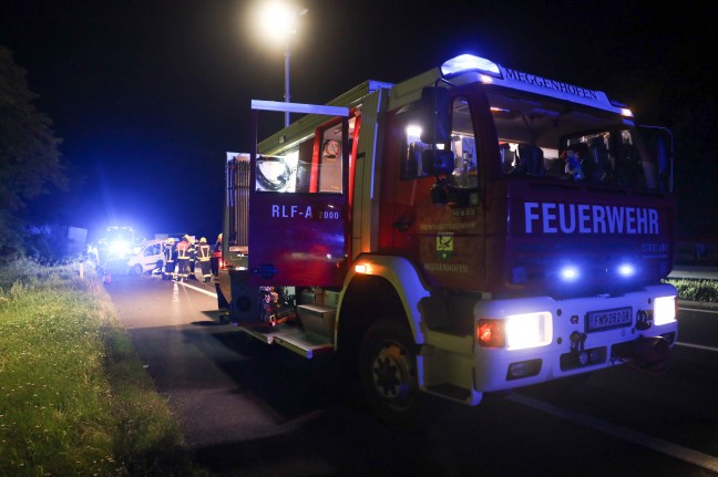 Kleintransporter auf Innkreisautobahn bei Krenglbach gegen Schild gekracht und überschlagen