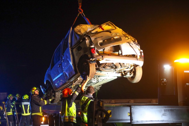 Kleintransporter auf Innkreisautobahn bei Krenglbach gegen Schild gekracht und überschlagen