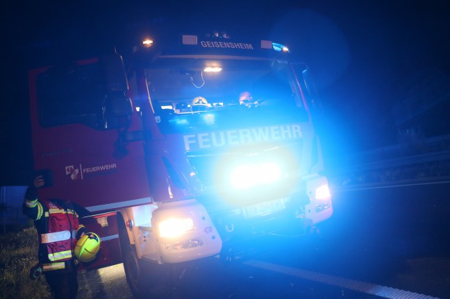 Kleintransporter auf Innkreisautobahn bei Krenglbach gegen Schild gekracht und überschlagen