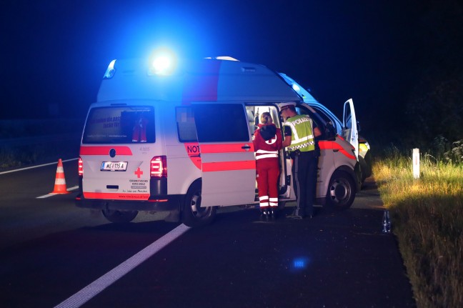 Kleintransporter auf Innkreisautobahn bei Krenglbach gegen Schild gekracht und überschlagen