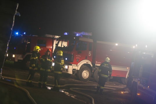 Großeinsatz der Feuerwehr bei Brand eines Strohballen-Containers in Wels-Pernau