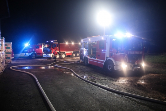 Großeinsatz der Feuerwehr bei Brand eines Strohballen-Containers in Wels-Pernau