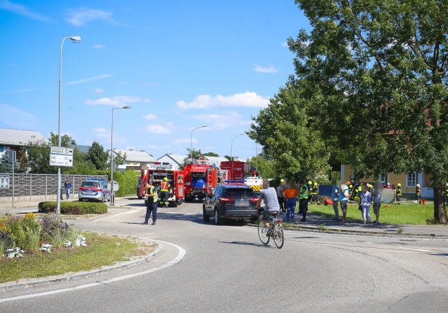 Person nach Unfall in Braunau am Inn durch Feuerwehr aus Auto befreit