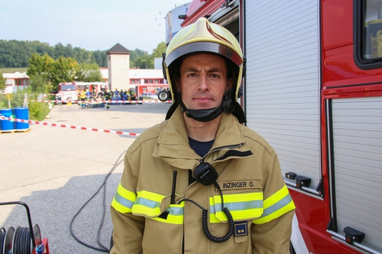 Explosion mit Gefahrstoffaustritt in einem Gewerbegebiet in Thalheim bei Wels