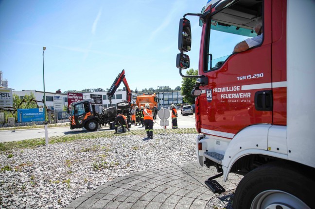 Kommunalfahrzeug verlor in einem Kreisverkehr in Wels-Pernau den Fahrzeugaufbau