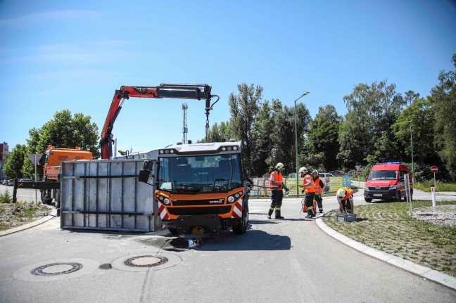 Kommunalfahrzeug verlor in einem Kreisverkehr in Wels-Pernau den Fahrzeugaufbau