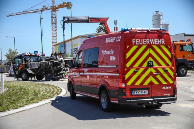 Kommunalfahrzeug verlor in einem Kreisverkehr in Wels-Pernau den Fahrzeugaufbau