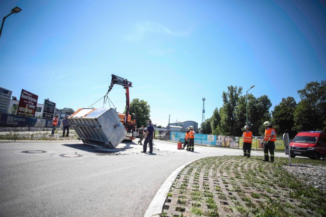 Kommunalfahrzeug verlor in einem Kreisverkehr in Wels-Pernau den Fahrzeugaufbau