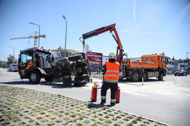 Kommunalfahrzeug verlor in einem Kreisverkehr in Wels-Pernau den Fahrzeugaufbau